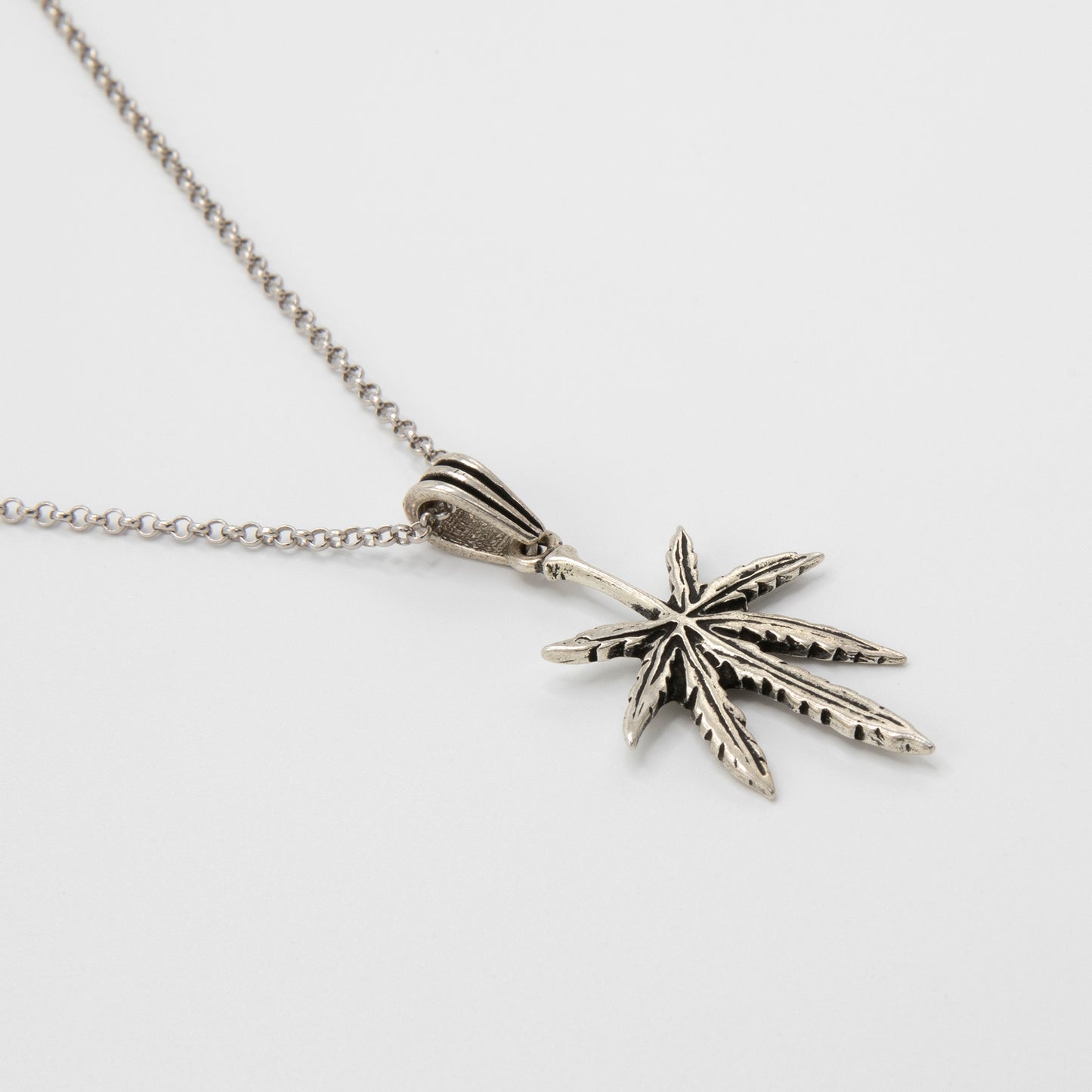 Palm Tree Pendant: 925 Sterling Silver with Rhodium-Plated Circle Rolo Link Chain